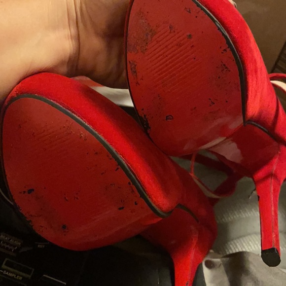 Pictures are from previous owner.I added picture of the bottom and the top area. - Picture 5 of 6